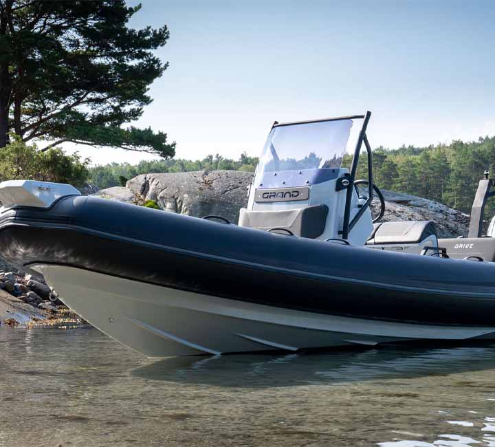 A close up visual of the Grand D600 sitting in shallow water in the sunshine