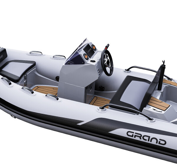 Visual of the Grand G340 with a ski bar, offset console, and seating