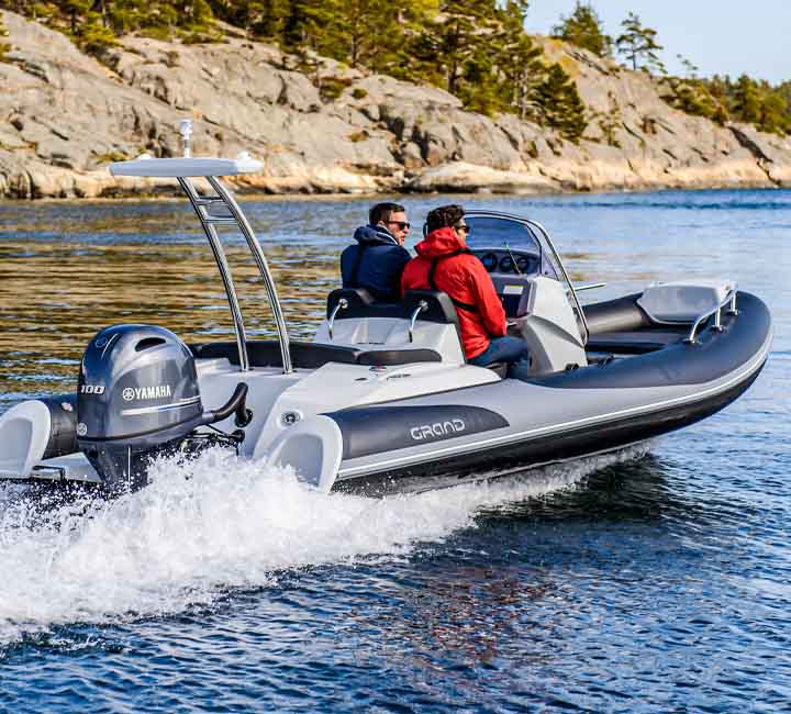 Two passengers travelling in the Grand G580 with stylish dark grey tubes