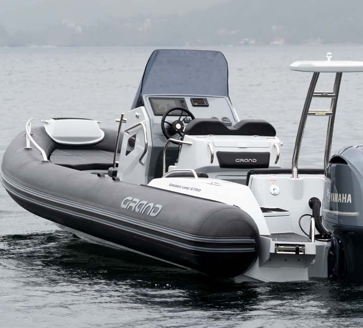 The Grand G750 sitting on the water, powered by a Yamaha engine with a ski tower at the rear for waterskiing