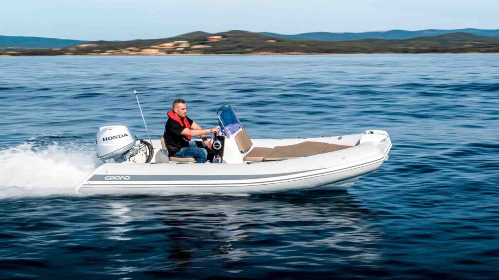 The Grand GS470 with a passenger at the centre console driving on the water