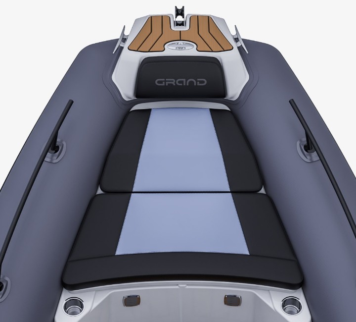 A render image of the bow of the Grand G680 with two large cushions and a padded backrest behind the bow step plate