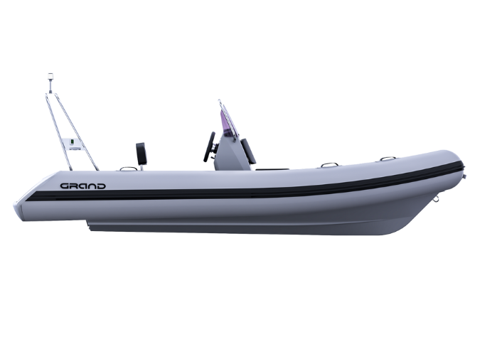 Grand S470 render from the side, showing the ski arch and v-shaped hull