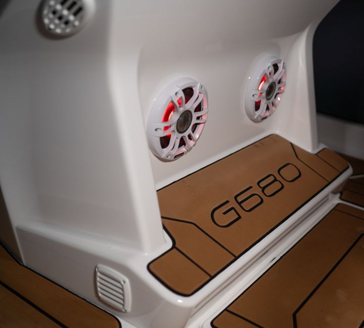 Grand G680 for sale with step under the helm and speakers