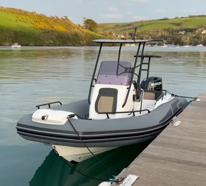 Grand G680 with grey tubes moored at a wooden pontoon