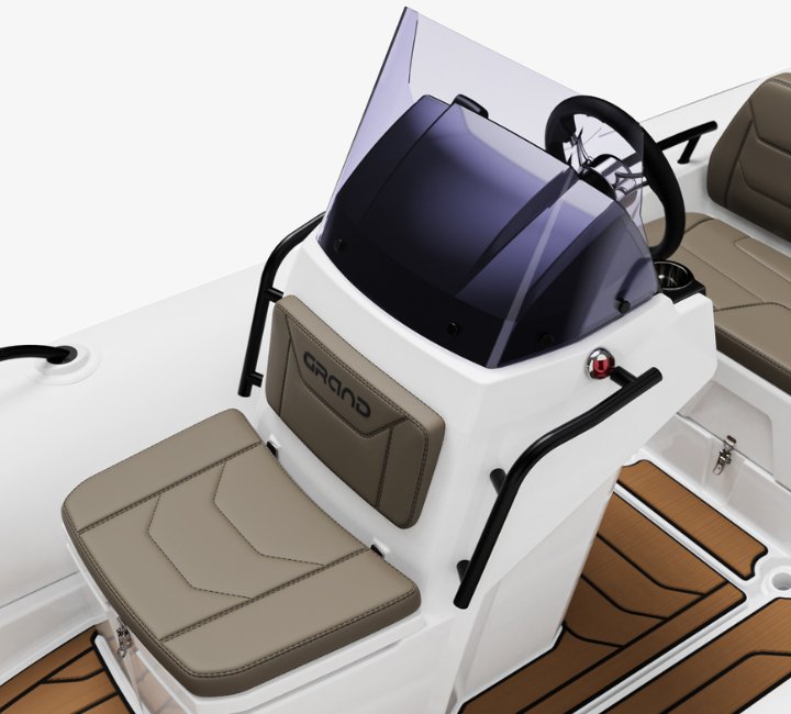 A render image of the Grand G420 seat on the front of the console