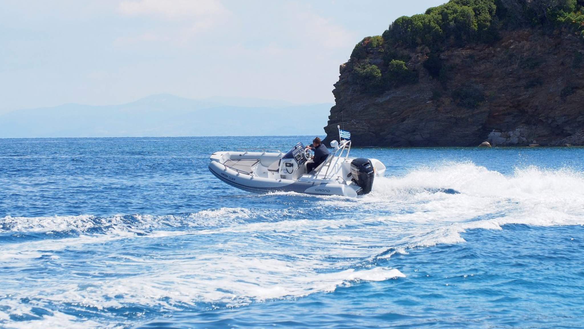 A Grand G500 boat turning a corner on the water