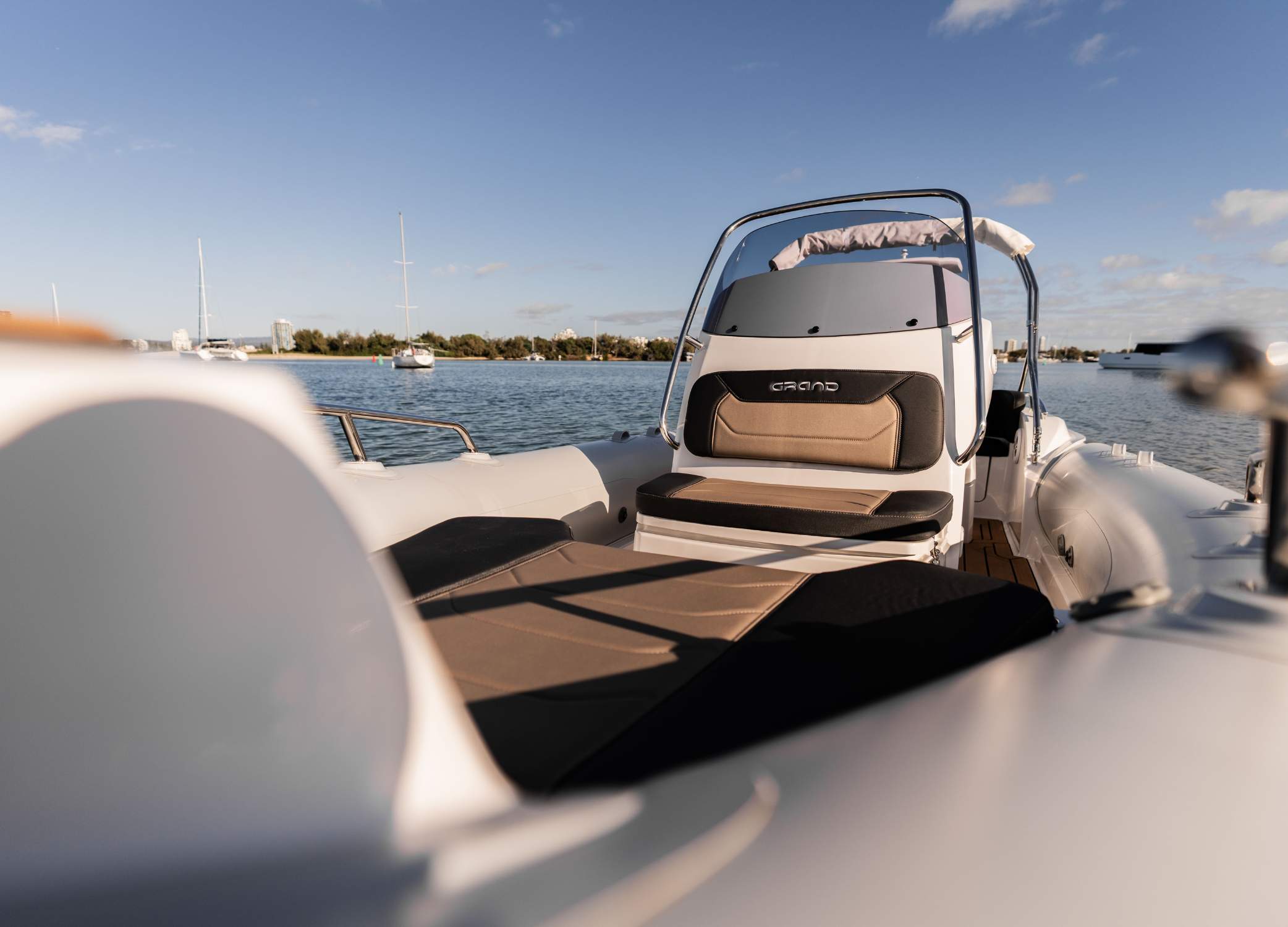 Grand G580 bow lounge seating