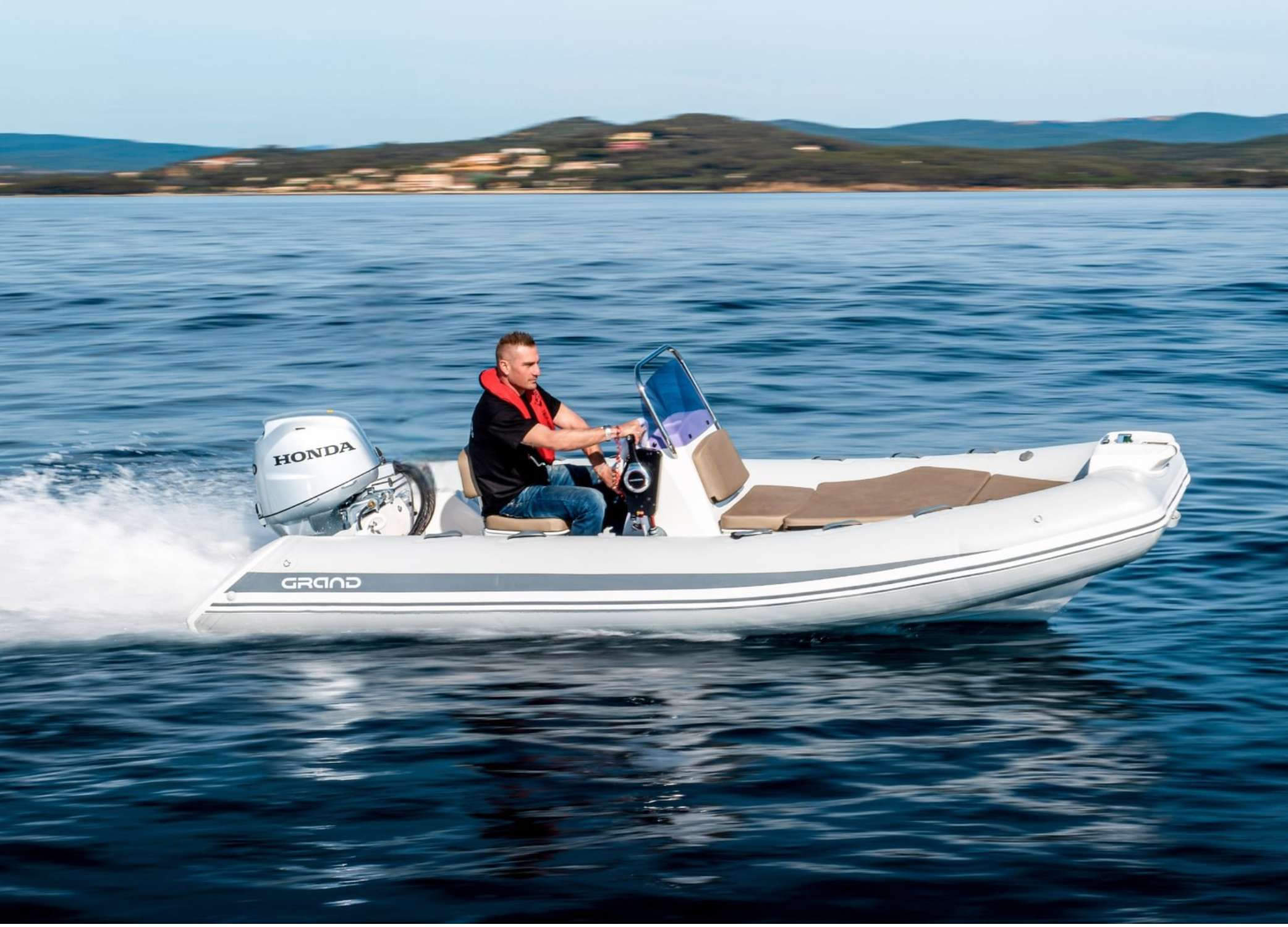 Man driving a 4.7 metre tender boat - Grand S470