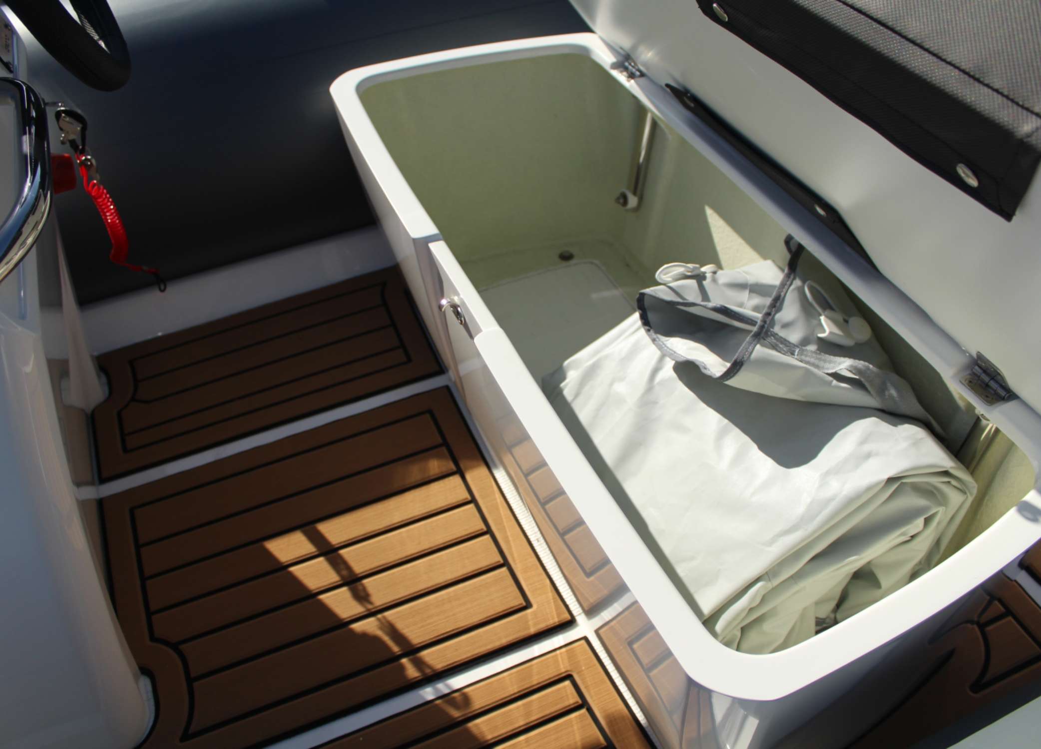 The rear storage locker on the Grand S470