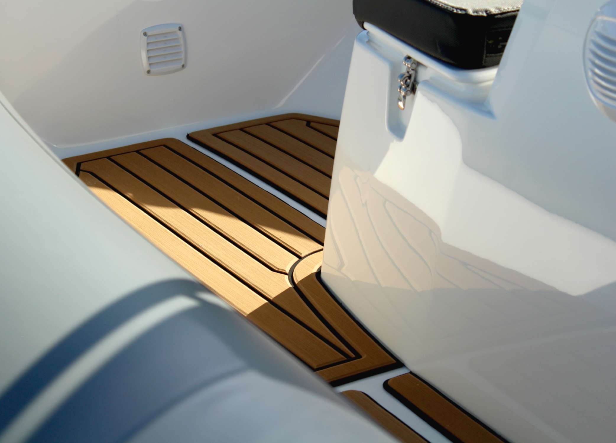 Close up of the Sea Dek flooring on the Grand S470