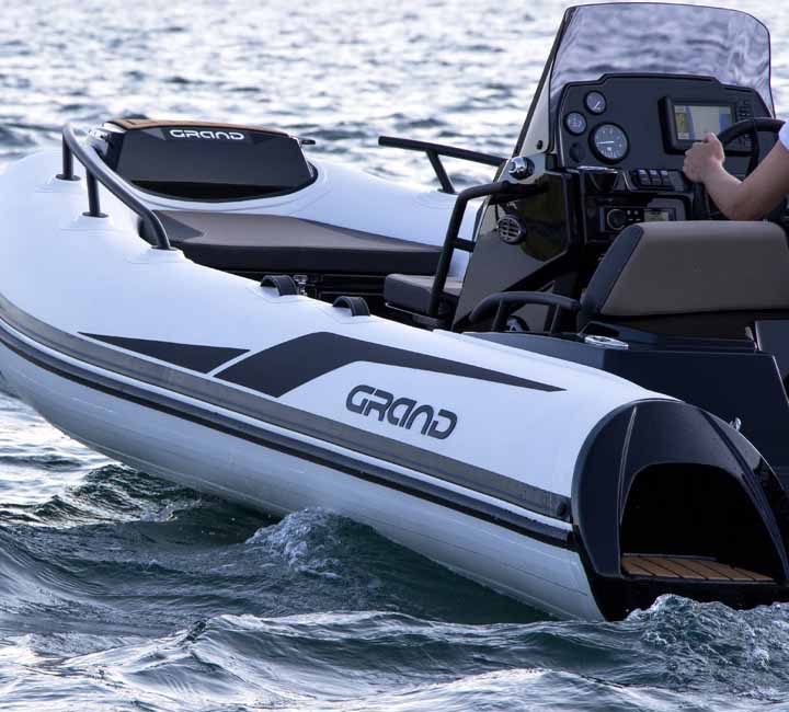 The Grand G420 from the side, with white hypalon tubes with black detailing on the tubes