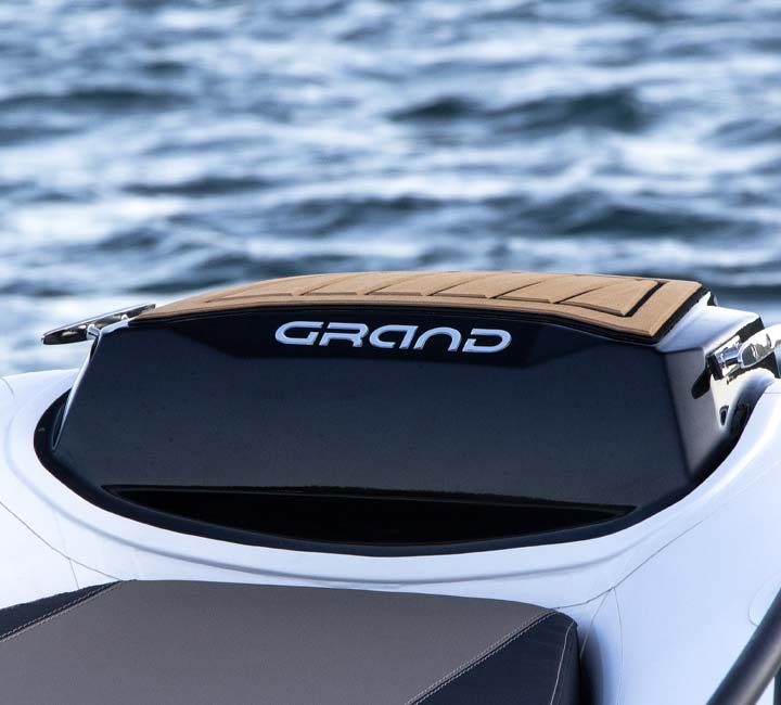 The bow step plate of the Grand G420 with the Grand logo in the centre
