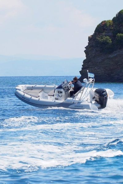 A Grand G500 boat turning a corner on the water